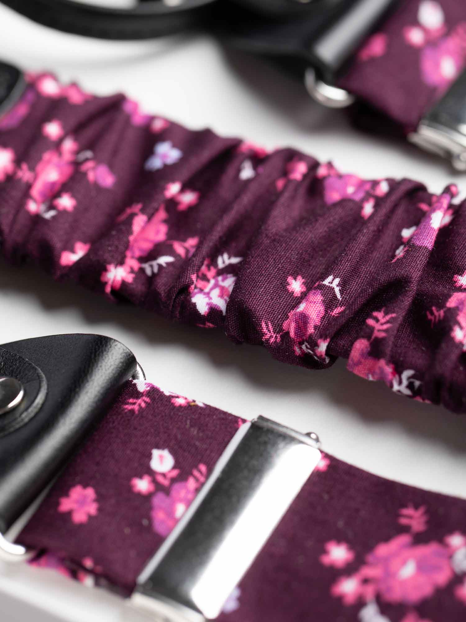 Beerenfarbener Hosenträger mit Rosa Blumenmuster FAFIGO