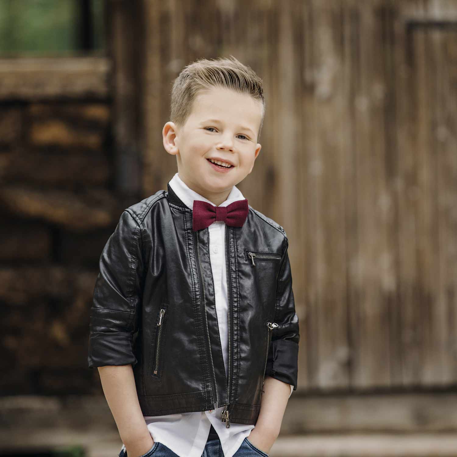 Kind mit roter Fliege FAFIGO