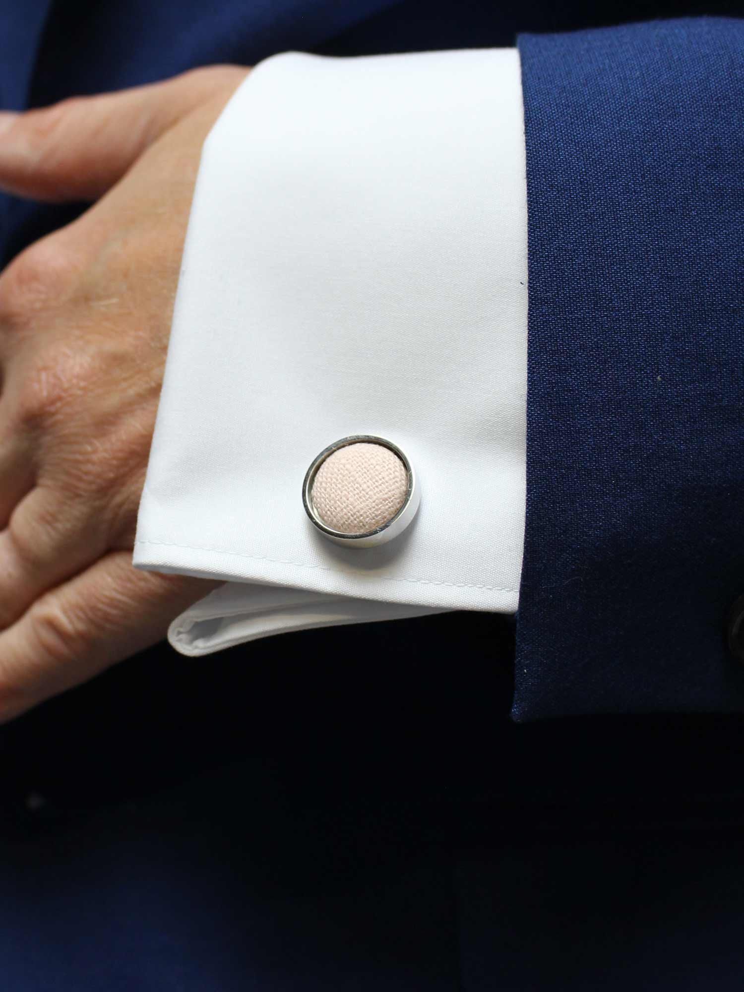 Rosa Manschettenknöpfe mit Edelstahlfasung getragen mit Hemd und Sakko FAFIGO