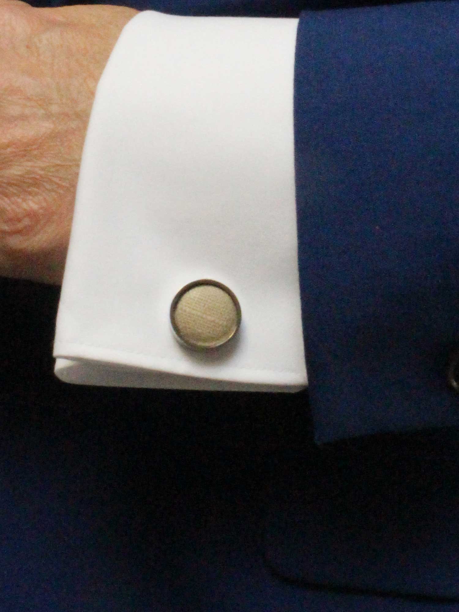 Manschettenknöpfe in Beige Edelstahlfassung mit Leinen getragen mit Hemd FAFIGO