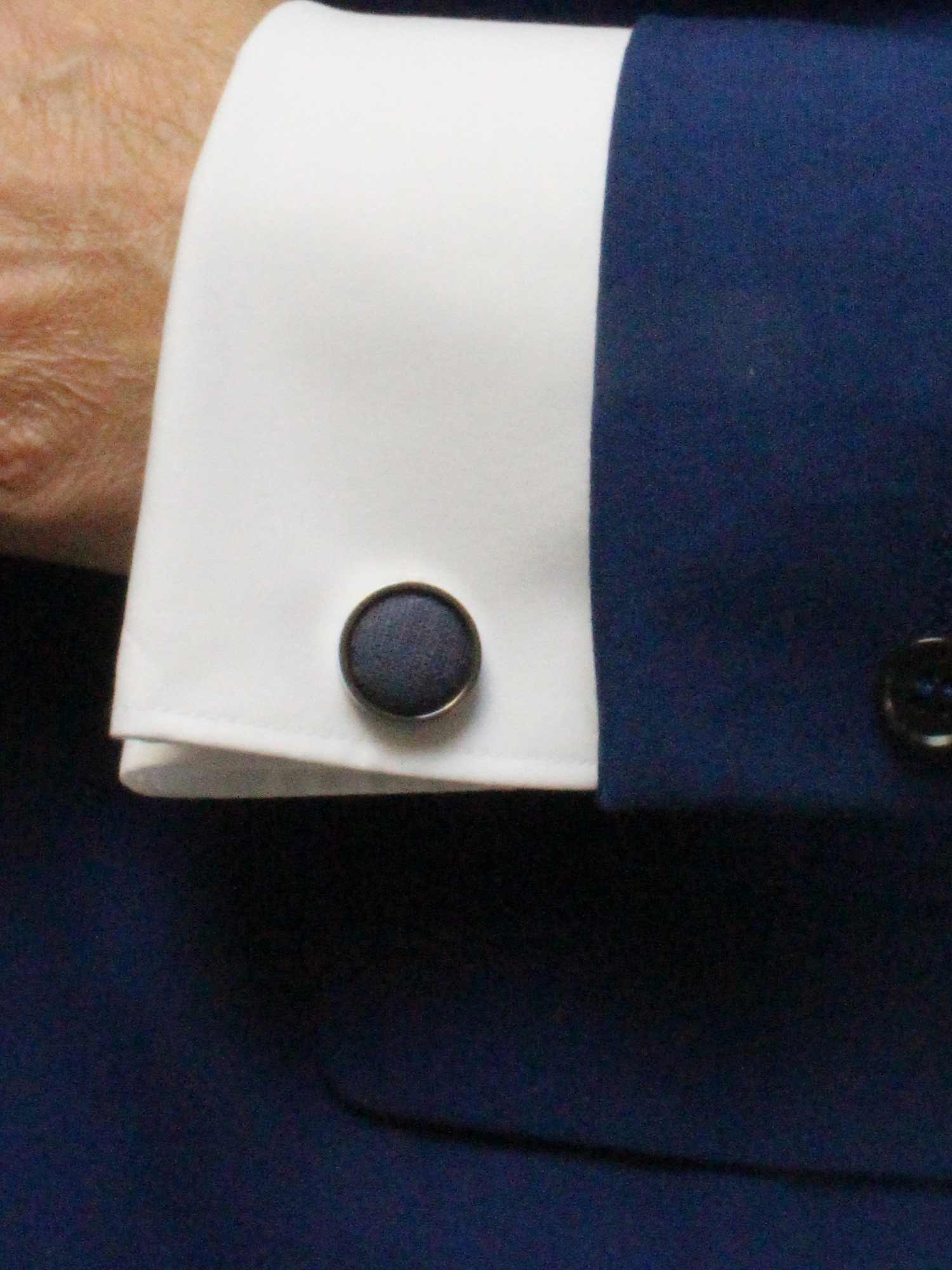 Dunkelblaue Manschettenknöpfe Edelstahlfassung mit Leinen getragen mit Hemd FAFIGO