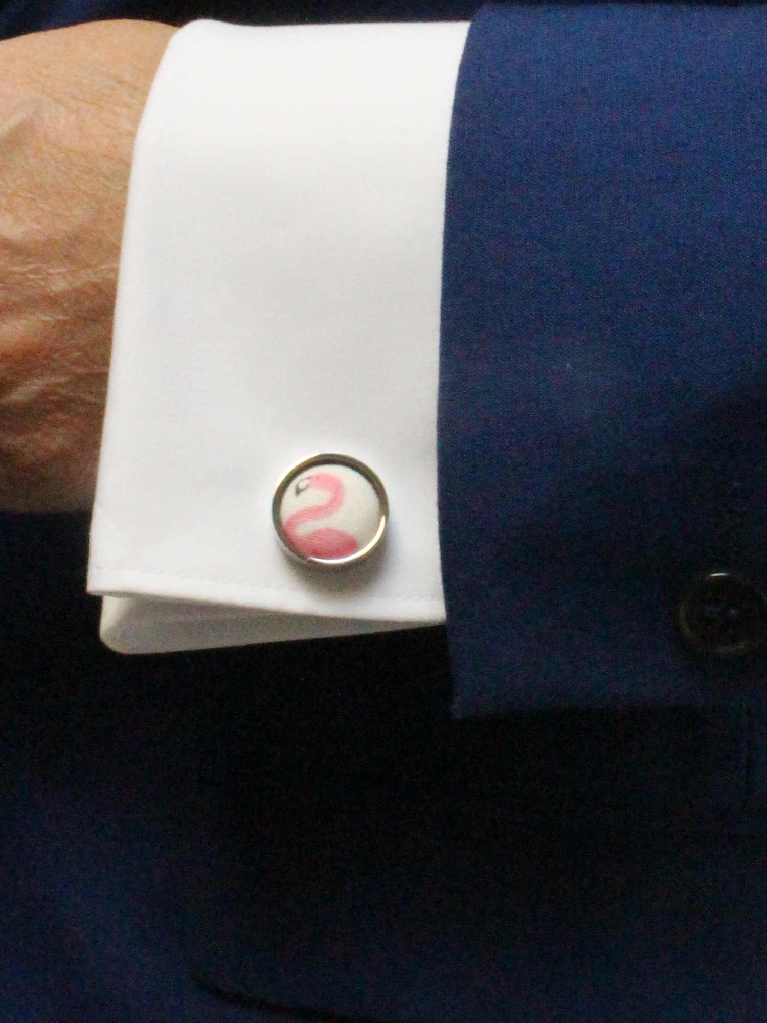 Manschettenknöpfe in Weiß mit pinkem Flamingo Edelstahlfassung mit Baumwolle getragen mit Hemd FAFIGO
