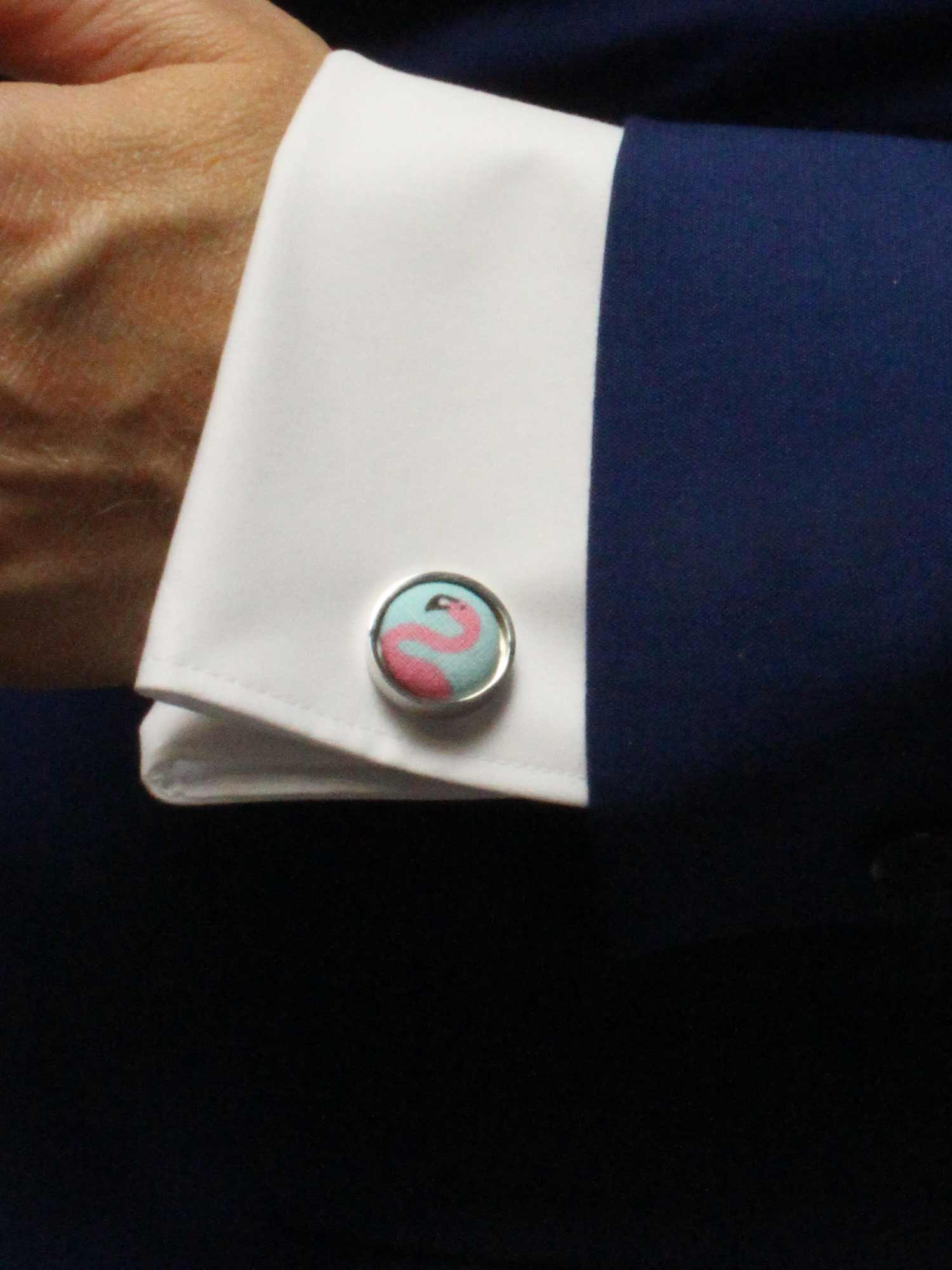 Türkise Manschettenknöpfe mit pinkem Flamingo Edelstahlfassung getragen mit Hemd FAFIGO