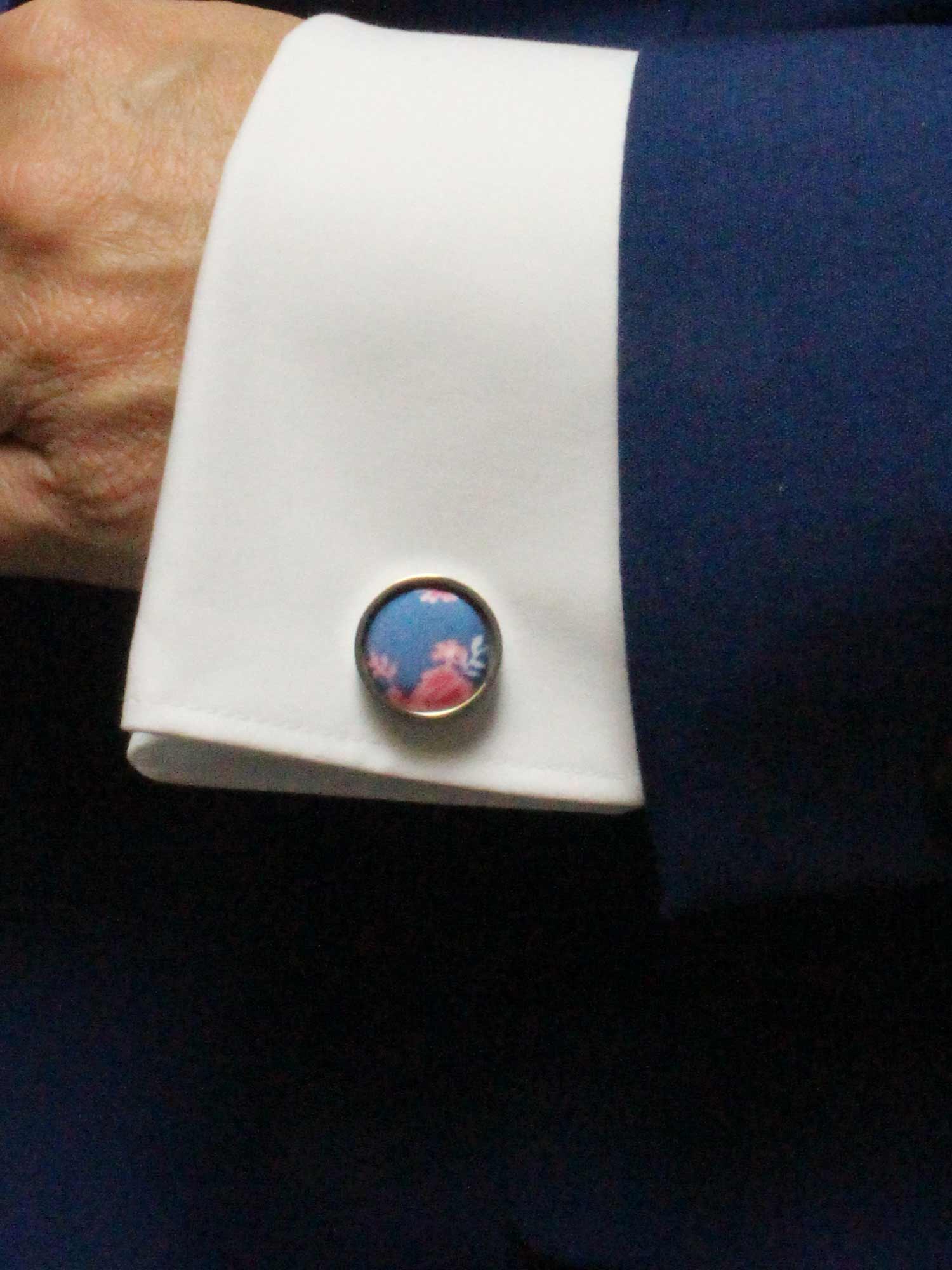 Blaue Manschettenknöpfe mit Rosa Blumenmuster Edelstahlfassung getragen mit Hemd FAFIGO