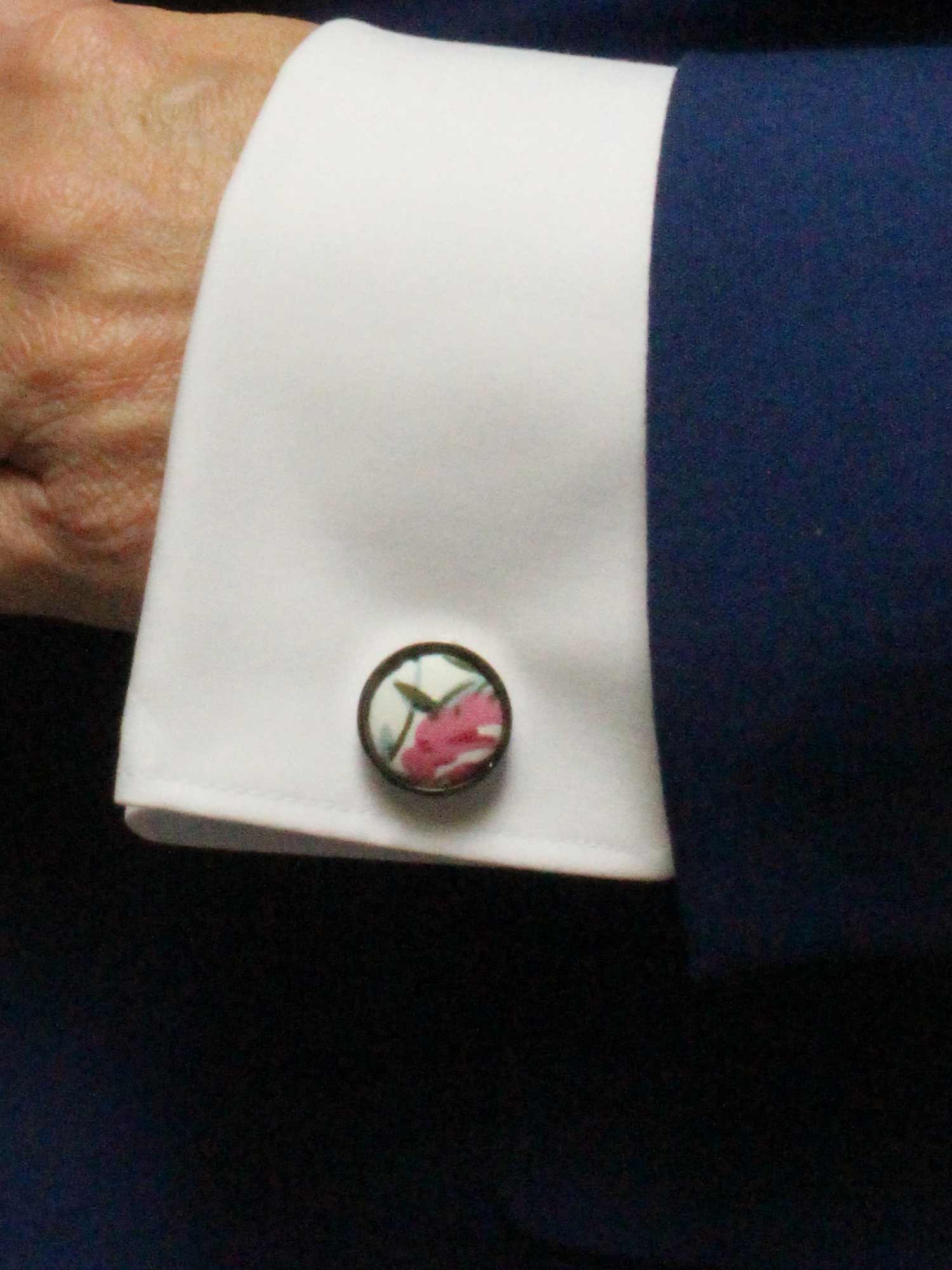 Weiße Manschettenknöpfe mit buntem Blumenmuster getragen mit Hemd FAFIGO