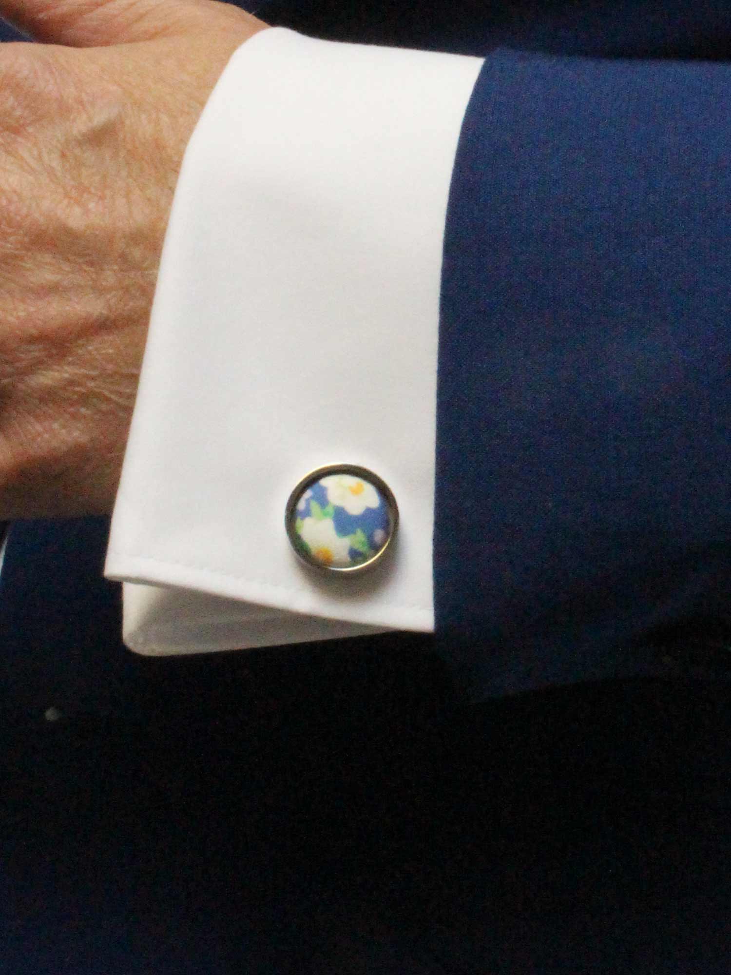 Blaue Manschettenknöpfe mit Blumenmuster getragen mit Hemd FAFIGO