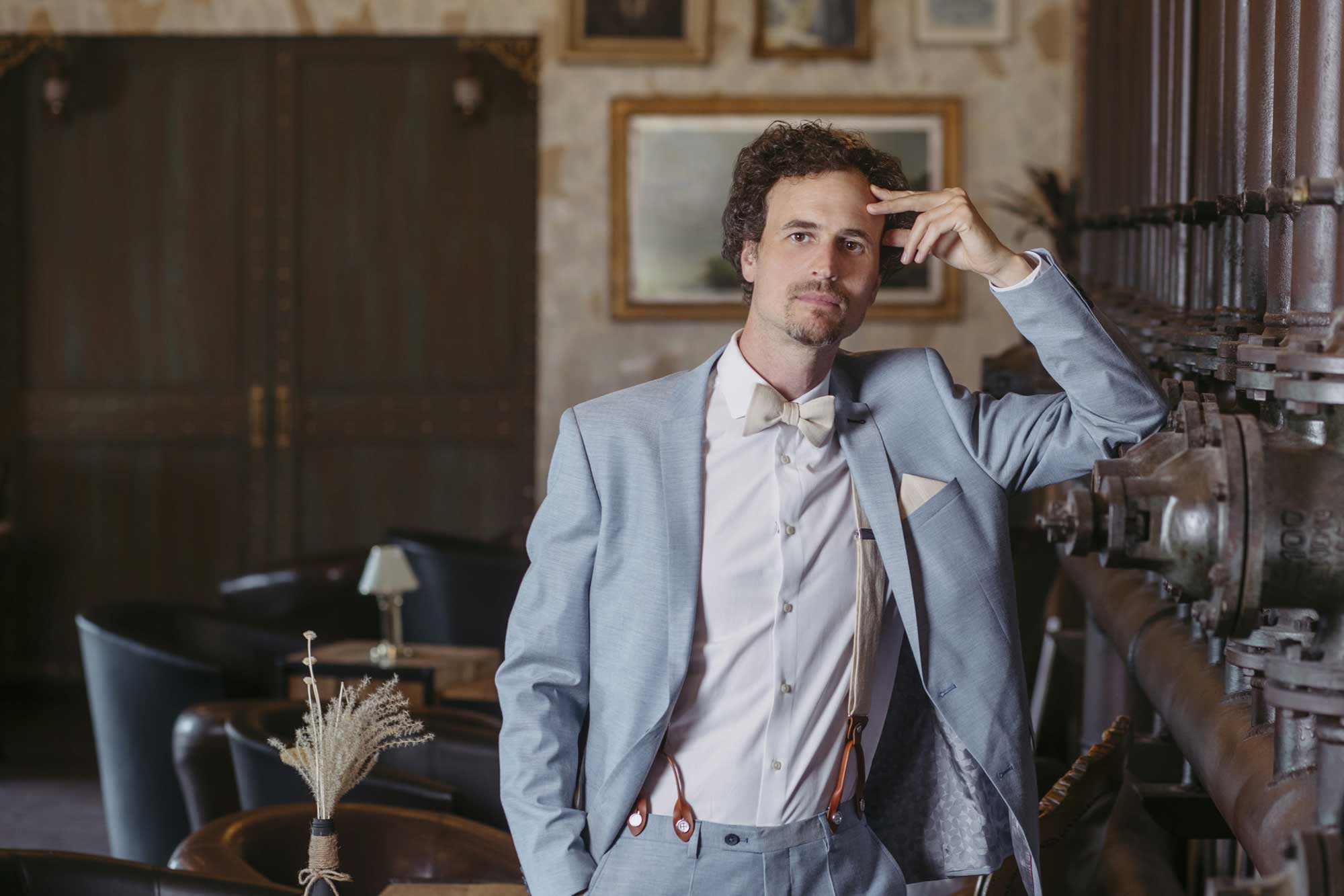 Beiger Hosenträger mit hellblauem Anzug kombiniert FAFIGO